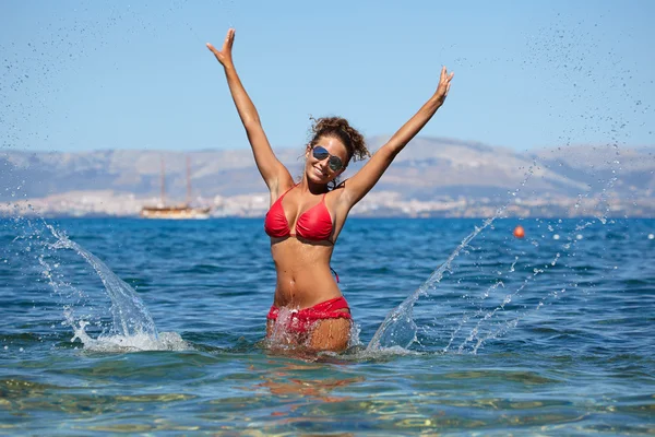 Bikini-Model planscht Wasser — Stockfoto