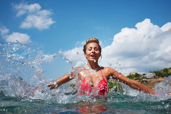 Bikini modell fröccsenő víz — Stock Fotó