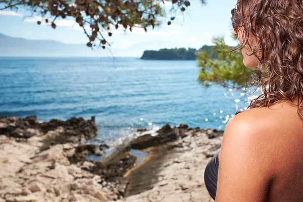 Woman in bikini near edge of infinity pool — Stock Photo, Image