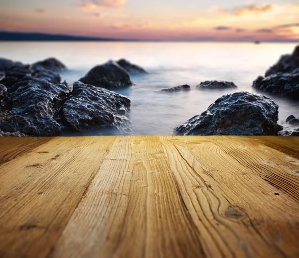 Holztisch am Strand — Stockfoto