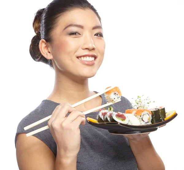 Sushi mujer sosteniendo sushi con palillos —  Fotos de Stock