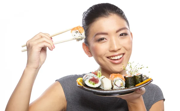 Sushi donna in possesso di sushi con bacchette — Foto Stock