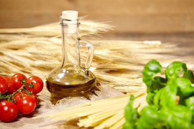 pişmemiş makarna, sebze, zeytin yağı ve baharatlar 