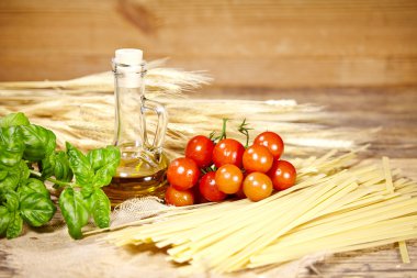 pişmemiş makarna, sebze, zeytin yağı ve baharatlar 