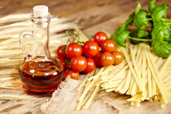 Pâtes crues, légumes, huile d'olive et épices — Photo