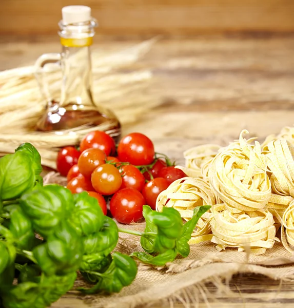 Rohe Nudeln, Gemüse, Olivenöl und Gewürze — Stockfoto