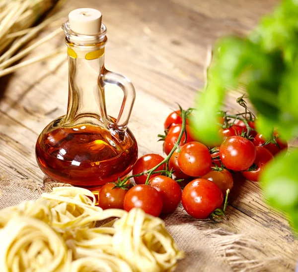 Pâtes crues, légumes, huile d'olive et épices — Photo