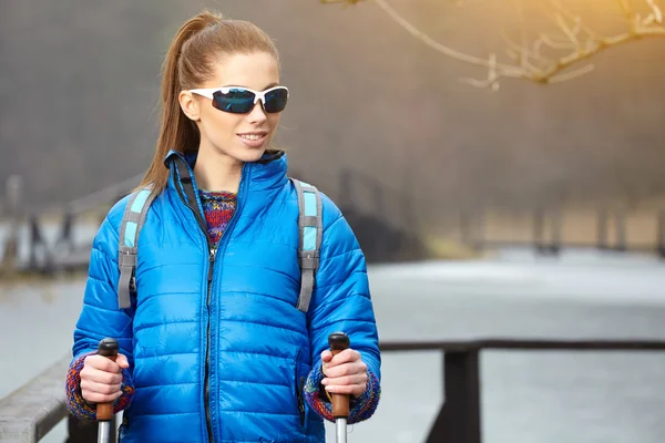 Vrouw met nordic walking-stokken in voorjaar villa — Stockfoto