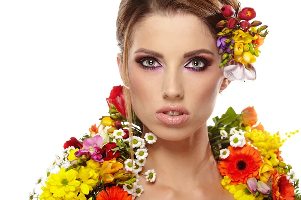 Mujer vestida con flores de primavera — Foto de Stock