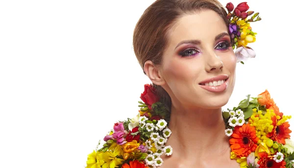 Mujer vestida con flores de primavera — Foto de Stock