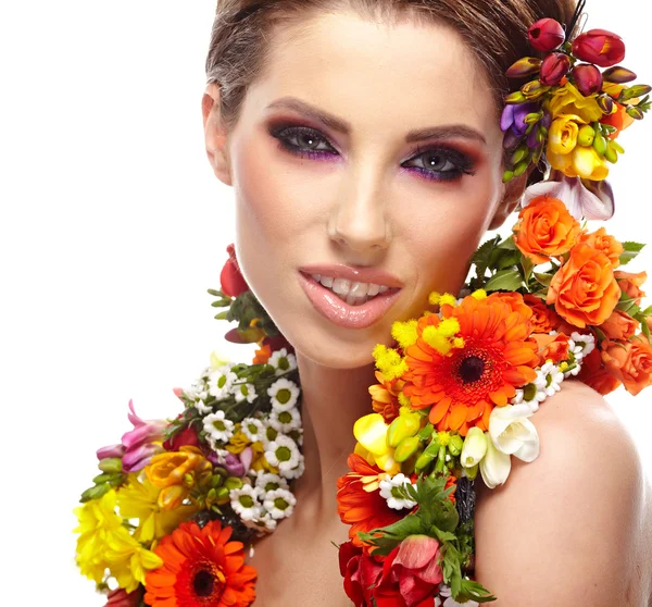 Mujer vestida con flores de primavera — Foto de Stock