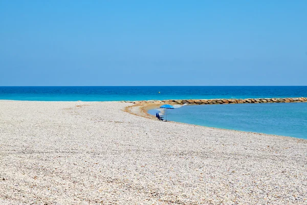 Stranden med nivåer av vit sand — Stockfoto