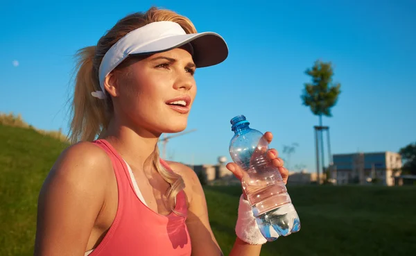 Femme boire de l'eau après avoir fait du sport à l'extérieur — Photo
