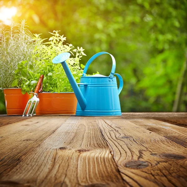 Buiten tuingereedschap op oude houten tafel — Stockfoto