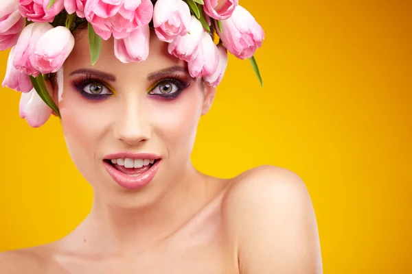 Spring girl wearing flowers hat — Stock Photo, Image