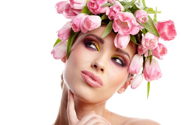 Primavera ragazza indossa fiori cappello — Foto Stock