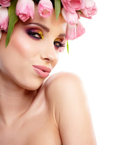 Primavera chica usando flores sombrero —  Fotos de Stock