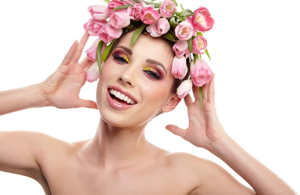 Primavera chica usando flores sombrero — Foto de Stock