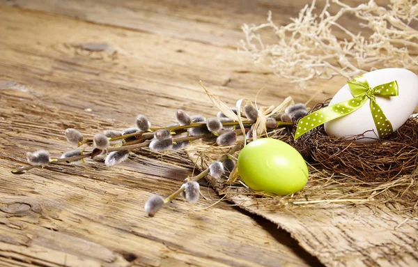 Cesta de Páscoa com ovos — Fotografia de Stock