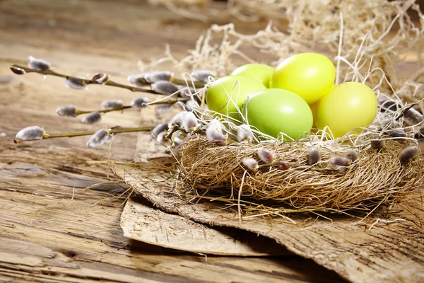 Cesta de Pascua con huevos —  Fotos de Stock