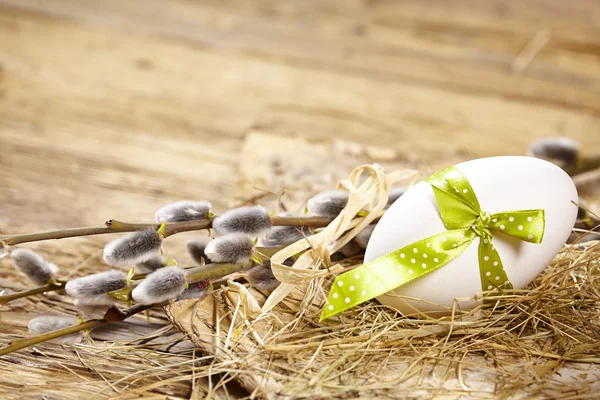 Cesta de Páscoa com ovos — Fotografia de Stock