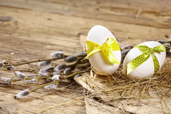 Cesta de Páscoa com ovos — Fotografia de Stock