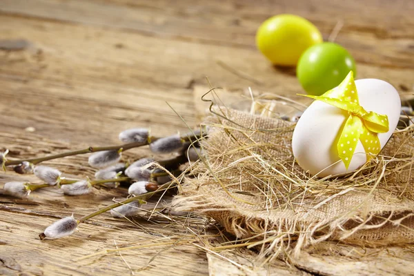 Cesta de Pascua con huevos —  Fotos de Stock