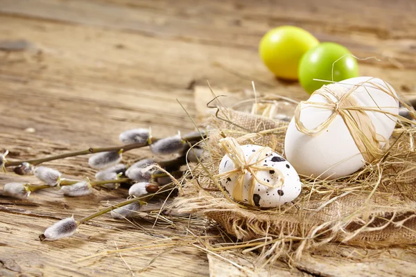 Cesta de Pascua con huevos —  Fotos de Stock