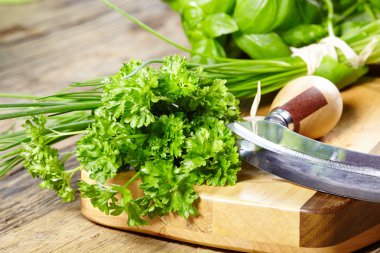 otlar ve bıçakla kesme tahtası 