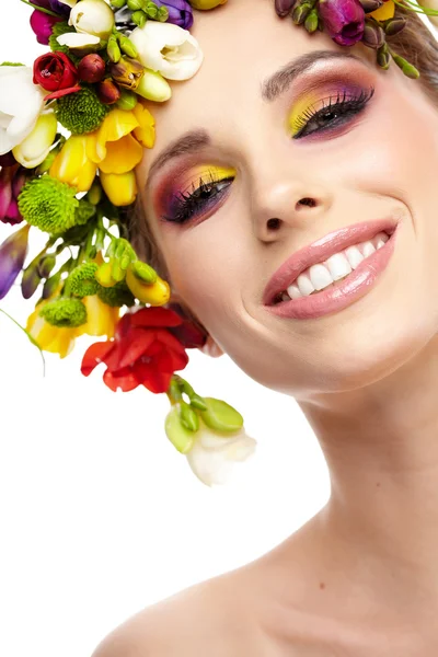 Porträtt av en vacker vår flicka blommor hatt. Studio — Stockfoto