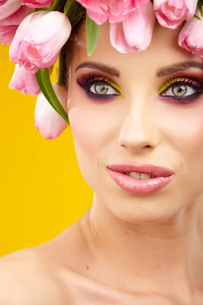 Portrait of a beautiful spring girl wearing flowers hat. Studio — Stock Photo, Image