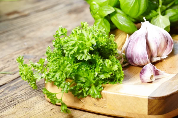 Herbs and a knife on a cutting board — Stock Photo, Image