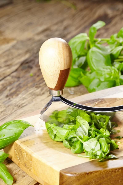Fresh and chopped herbs on cutting board — Stock Photo, Image