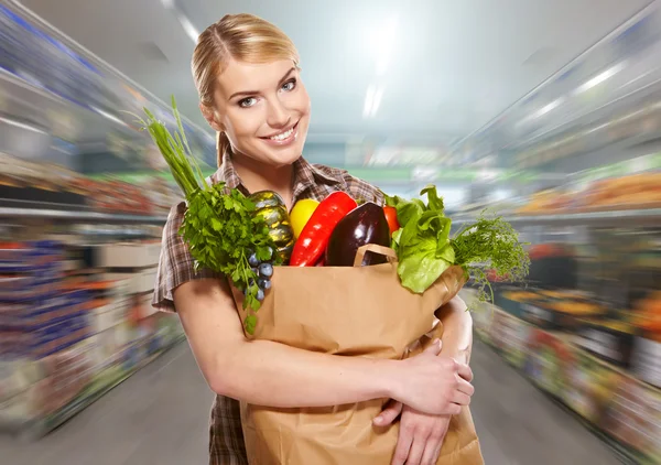 Kvinna shopping för frukt och grönsaker — Stockfoto