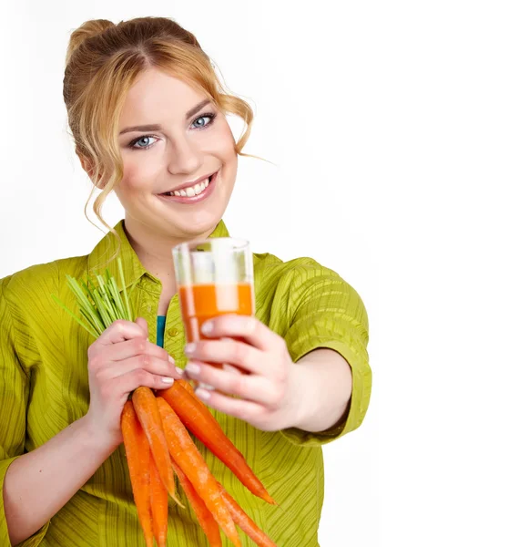 Donna con succo di carote — Foto Stock