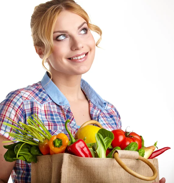 Kvinna med en livsmedelsaffär shopping väska — Stockfoto