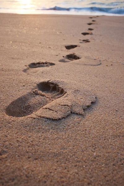 Voetafdrukken op het strand zand — Stockfoto