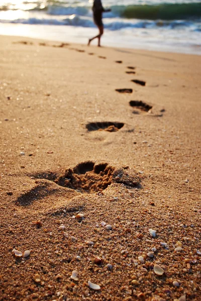 Empreintes de pas sur la plage sable — Photo