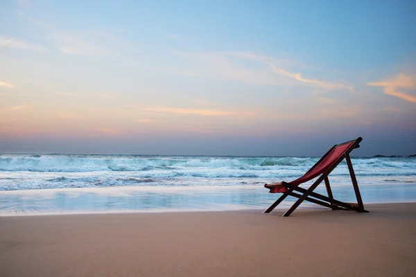Gün batımında sahilde şezlong — Stok fotoğraf