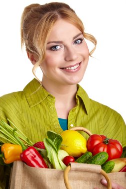 sağlıklı kadar dolu bir çanta tutan kadın