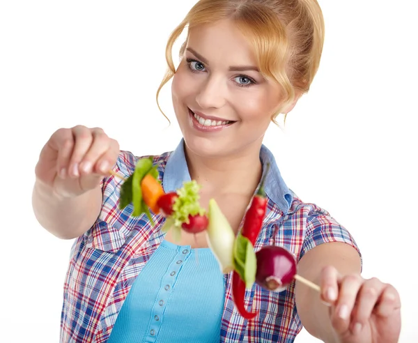 Vrouw bedrijf plantaardige spiesjes — Stockfoto