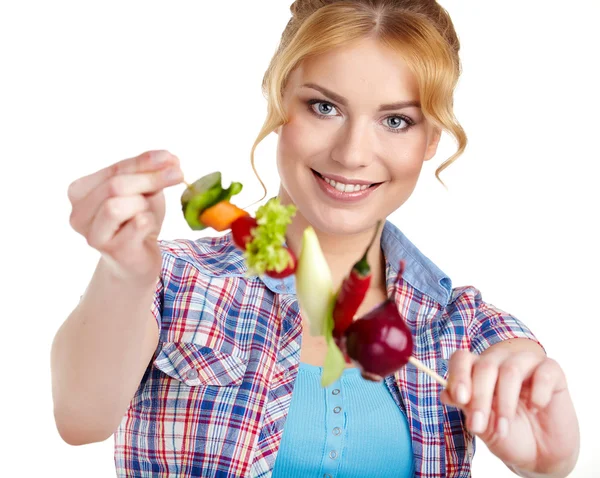 Vrouw bedrijf plantaardige spiesjes — Stockfoto