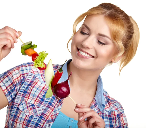 Vrouw bedrijf plantaardige spiesjes — Stockfoto