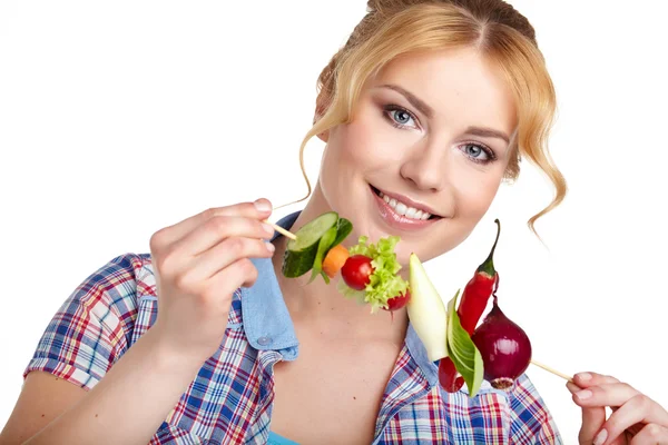 Femme tenant des brochettes de légumes — Photo