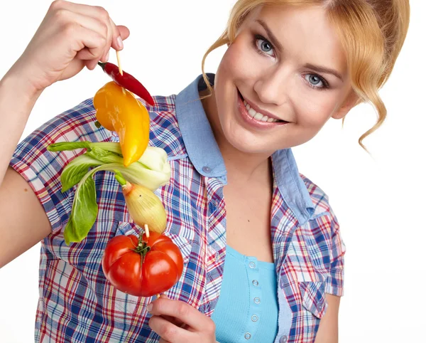 Vrouw bedrijf plantaardige spiesjes — Stockfoto