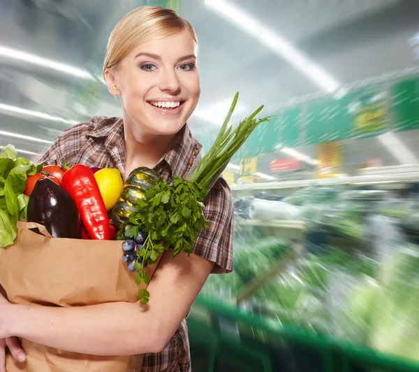Kvinna med en väska full av hälsosamma livsmedel — Stockfoto