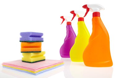 Temizlik ekipmanları beyaz arkaplanda izole edildi 