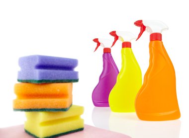 Temizlik ekipmanları beyaz arkaplanda izole edildi 