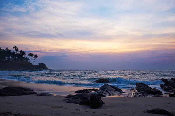 Salida del sol en la playa de Sri Lanka — Foto de Stock