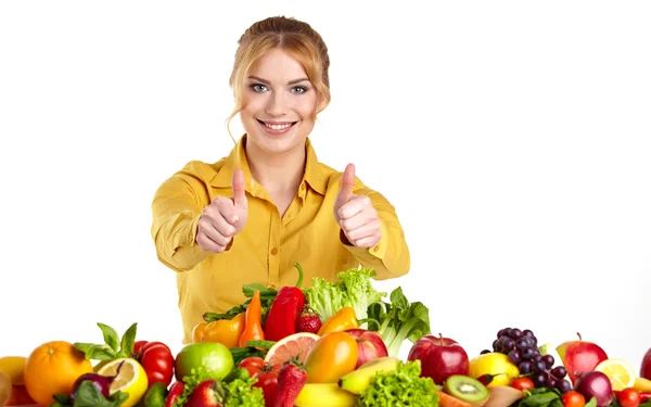 Vrouw met groenten en fruit — Stockfoto